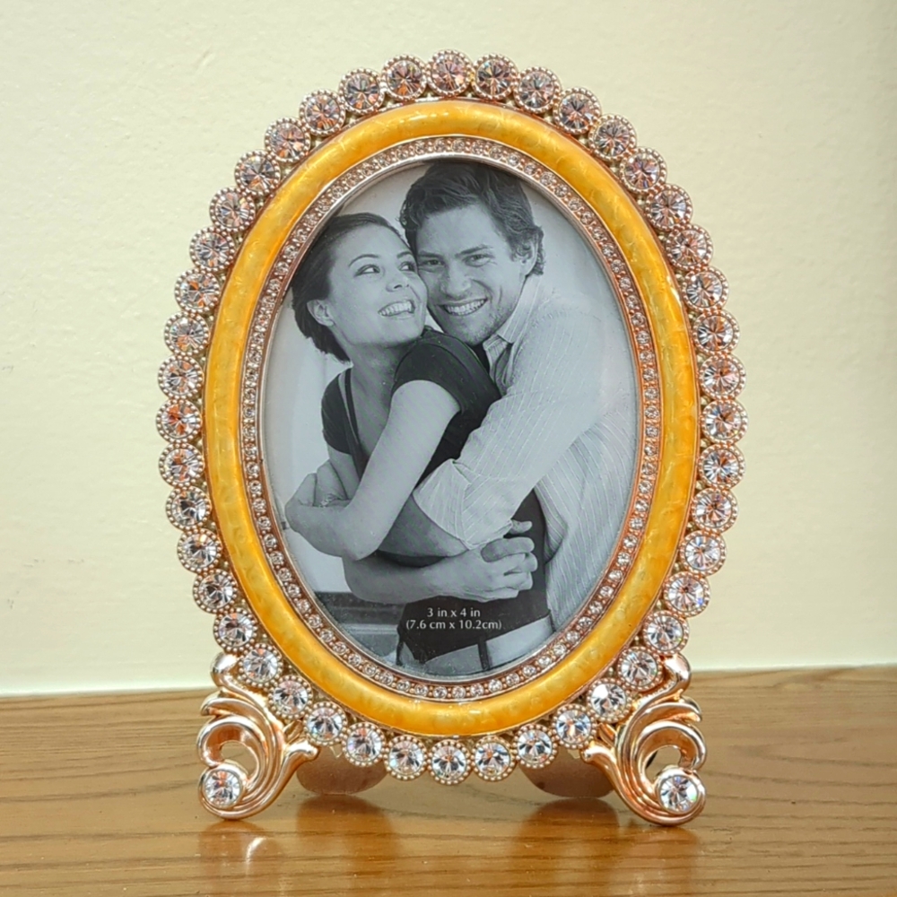 NWTs Standing Oval Picture Frame 3 inch X 4 inch